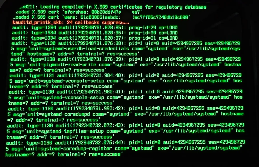 Το πράσινο log εκκίνησης του systemd στην οθόνη του κινητού